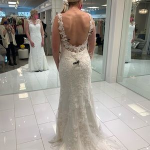 Brand new wedding dress!! Never altered, size 12.